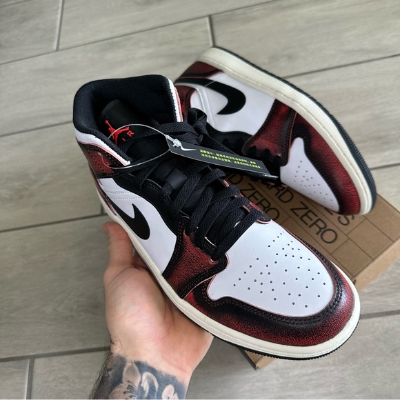 NIKE AIR JORDAN 1 MID BLACK RED WHITE - Picture 2 of 3